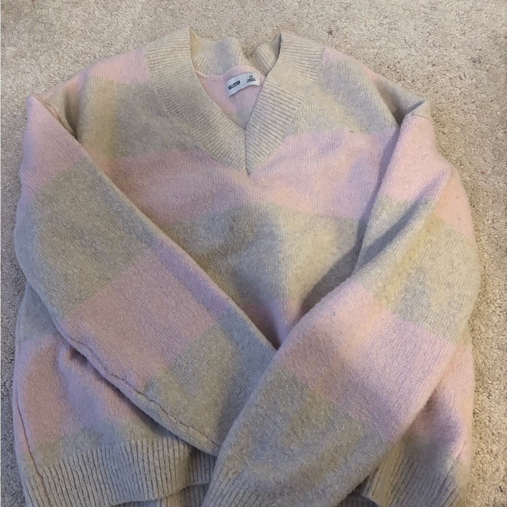 Hollister Pastel Pink and Gray V-Neck Sweater